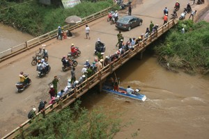 Tìm thấy nạn nhân vô cớ bị đánh văng xuống suối