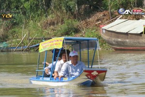 Bốn ông “hai lúa” chế tạo thuyền năng lượng mặt trời