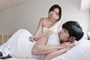 Bị vợ đạp trật sống lưng vì "trả bài" nhanh chóng cho kịp giờ... bóng lăn