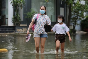  Nhiều khu dân cư ở TPHCM trở thành "ốc đảo"  vì triều cường 