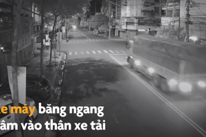 Video: Phóng như "tên lửa" qua ngã tư, xe máy va thẳng vào xe tải