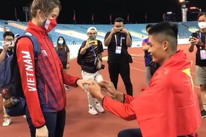 Video: Vừa đạt HCV SEAgames đã tranh thủ cầu hôn bạn gái