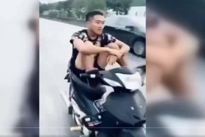 Thanh niên “làm xiếc” với xe máy trên quốc lộ và cái kết “đắng”