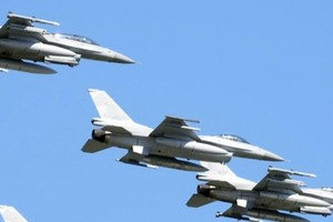 Hé lộ lý do tiêm kích F-16 chưa thể xuất hiện trên bầu trời Ukraine