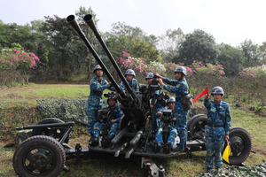 Bộ đội tên lửa xuyên đêm chiếm lĩnh trận địa, triển khai khí tài