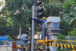 TPHCM: Lắp 50 mũi tên cho xe máy rẽ phải khi đèn đỏ