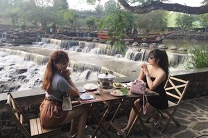 Check in sống ảo “giải khát” ngày hè nóng bức ở thác Đá Hàn 