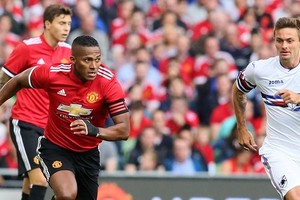 MU công bố đội trưởng mới, Man City bất ngờ bán Sterling