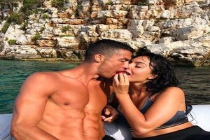 Ronaldo được bồ nói lời yêu, lên tiếng nghi án hiếp dâm