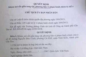 Người ký lệnh khám xét nơi đổi 100 USD cho anh thợ điện nói gì?