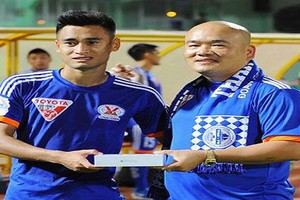 Trào lưu CĐV xuống sân thưởng nóng cho cầu thủ V.League 