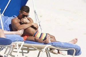 Cristiano Ronaldo - ông bố đơn thân hoàn hảo của làng bóng đá