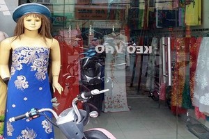 Dân vây cô gái đi xe SH nghi móc túi trong shop thời trang