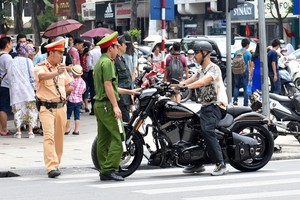 Ảnh: Xe máy, hàng rong tấn công phố đi bộ quanh Hồ Gươm