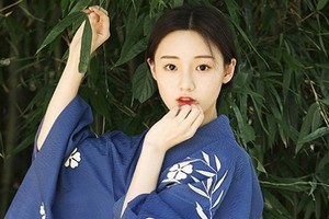 Thiên thần xứ Trung xinh lung linh trong bộ Kimono kín đáo