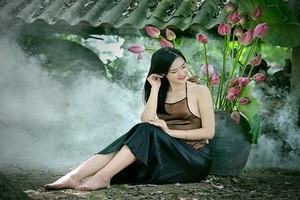 Hot girl Đại học Thăng Long dịu dàng áo yếm bên ao sen