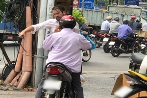 Chàng Tây ngăn xe lên vỉa hè làm dân mạng ngượng tái mặt