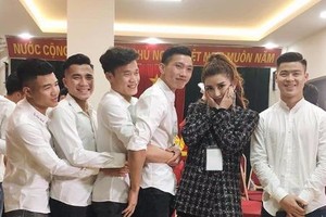 U23 Việt Nam diện sơ mi trắng, fan phát sốt ngỡ là "soái ca"