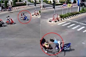 Video: Qua đường không quan sát, 2 cô gái bị tông bay người