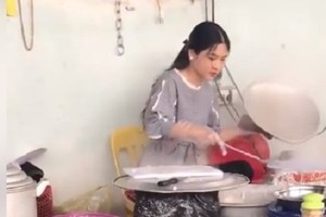 Hot girl bán bánh mướt khiến anh em xếp hàng xin làm rể xứ Nghệ