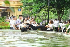 Đang chụp ảnh kỷ yếu bỗng trời đổ mưa, học sinh có bộ ảnh siêu lầy