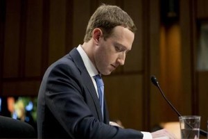 Facebook mất 120 tỷ USD, Mark Zuckerberg bị cổ đông kiện