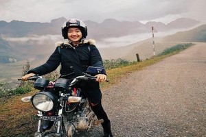 Chết mê với nhan sắc nữ biker 9X làm video nấu ăn ở Tây Bắc