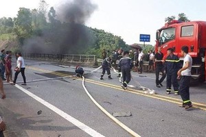 Xe bồn chở xăng bốc cháy, cấm đường gần 38km trên cao tốc Nội Bài - Lào Cai 