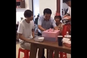 Video: Cái kết “buồn” trong ngày sinh nhật chỉ vì cậu con trai vụng về