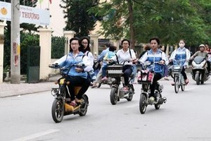 Không đội mũ bảo hiểm, học sinh “làm xiếc” với xe máy điện trên phố