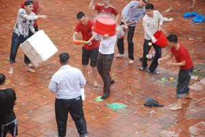 Quẩy với học sinh ngày bế giảng, thầy hiệu phó bị ụp nguyên xô nước vào người