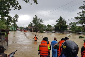 Đảo Phú Quốc vẫn mưa, người dân và lực lượng cứu hộ vật lộn trong đợt ngập lịch sử