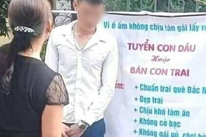 Thanh niên ế lâu năm, mẹ treo biển "rao bán" khiến dân tình cười bò