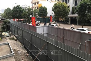 Hàng rào chắn tôn mới chờ phương án phá dỡ giai đoạn 2 toà nhà 8B Lê Trực