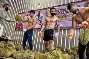 Mỹ nam phòng tập gym đi bán sầu riêng giữa khủng hoảng COVID-19