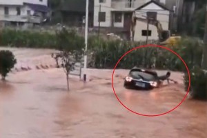 Video: Tài xế thoát khỏi ôtô khi bị lũ cuốn trôi ở Trung Quốc