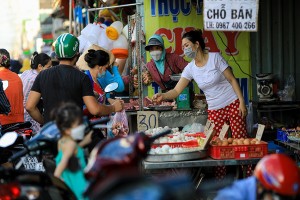 Chợ tự phát ở TP.HCM vẫn đông sau lệnh dừng hoạt động