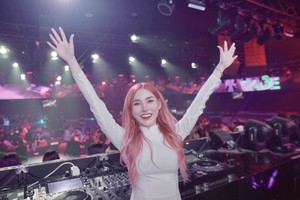 Nữ DJ miền Tây diện áo dài chơi nhạc gây tranh cãi