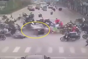 Clip khoảnh khắc kinh hoàng: Ô tô điên đâm loạt xe máy trên đường Võ Chí Công