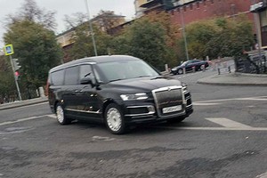 Minivan hạng sang của Tổng thống Nga Vladimir Putin lăn bánh