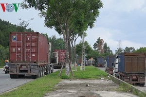 Đường vào cảng Tiên Sa biến thành bãi đỗ xe container