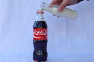 Hiện tượng kỳ lạ khi cho sữa tươi vào chai Cocacola