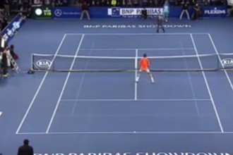 Cậu bé hạ gục Roger Federer chỉ sau 4 pha tiếp bóng