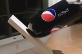 Bất ngờ với khả năng giữ thăng bằng của chai Pepsi