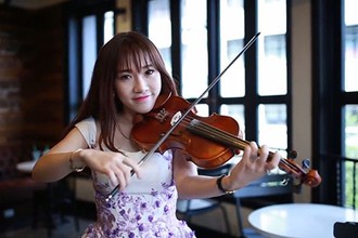 Tuyệt phẩm violin "Chắc ai đó sẽ về" của hotgirl xinh đẹp