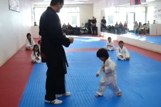 Võ sĩ Taekwondo nhí dễ thương không chịu nổi