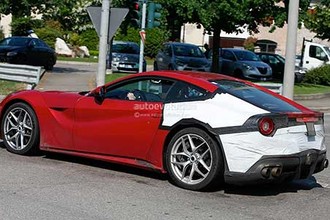 Ferrari F12 Berlinetta bất ngờ lộ diện phiên bản mới