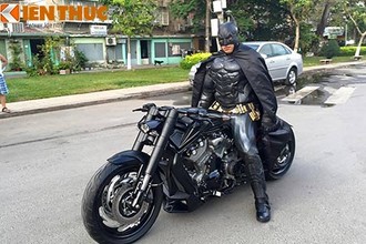 “Sốc” với Người Dơi cưỡi siêu môtô độ Harley trên phố Việt