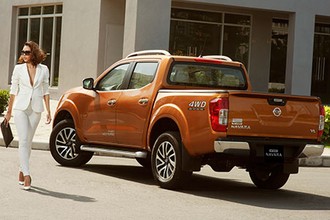 “Bỏng mắt” ngắm chân dài bên Nissan Navara EL tại VN