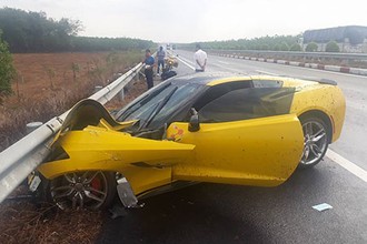 Chevrolet Corvette C7 tiền tỷ "nát đầu" trên cao tốc Long Thành  